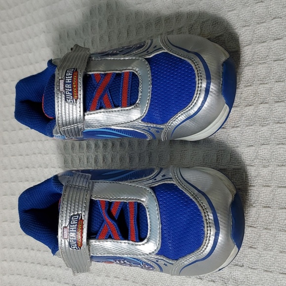 Marvel Super Hero Adventures boys light up sneakers size 11 - Picture 3 of 8